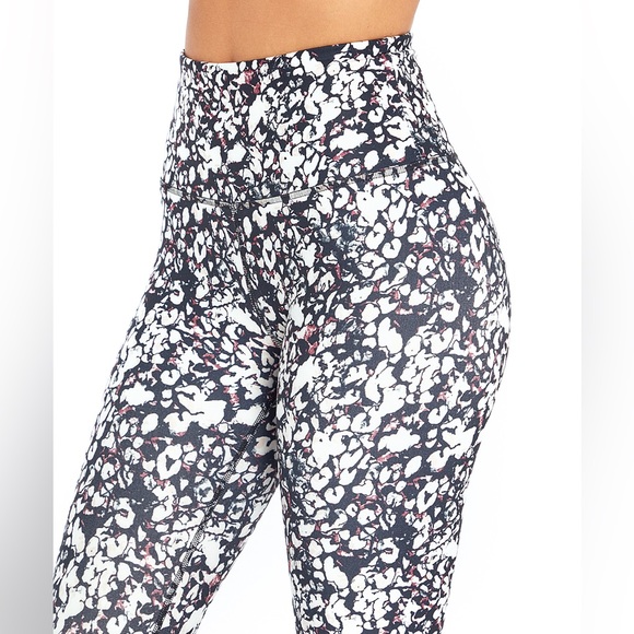 Balance Collection Contender Lux | Zinfindel Animal Speckle Ankle Leggings | Lg - Picture 2 of 11
